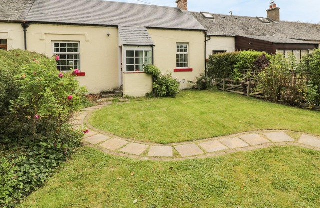 3 BURNSIDE COTTAGES, pet friendly, with open fire in Linlithgow