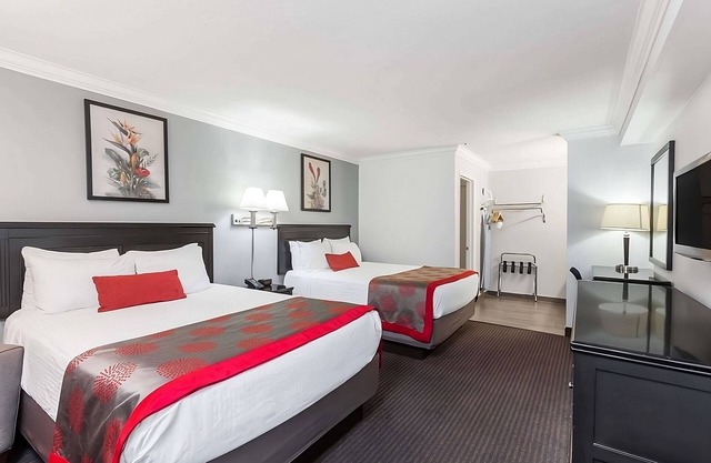 3 Comfortable Space Minutes from Top Attractions!