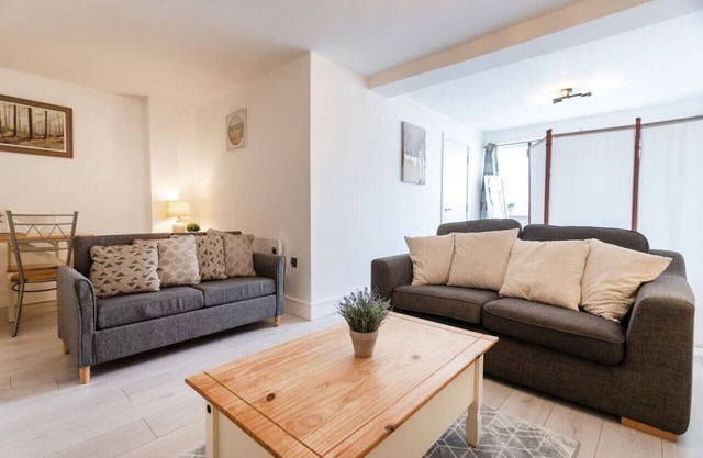 3 Comm Road Apps *Long Stay*Sleeps 3*1BR Apart