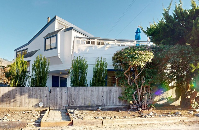 3-Cottage Beach Retreat w/Hot Tub, Fire Pit & Views - 40' to Ocean