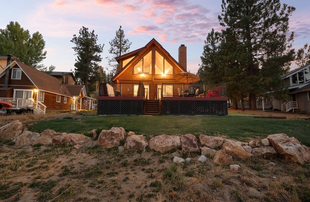 3 Cubs Lakefront Cabin - Lakefront, Dock, Hot Tub, Foosball, Ping Pong, Lake View