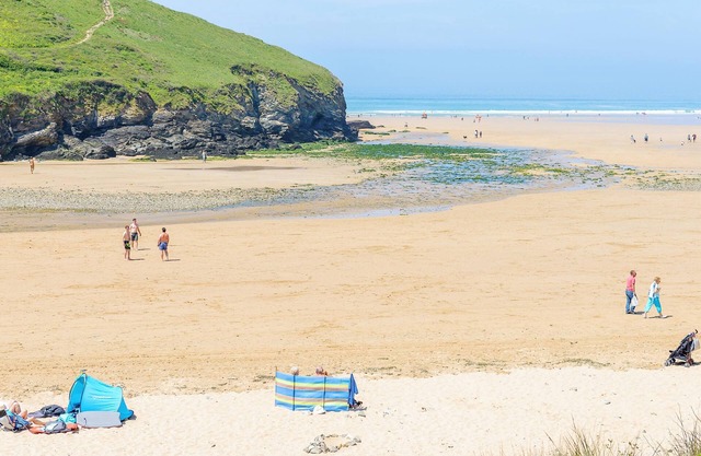 3 Europa Court - Dog friendly apartment close to Mawgan Porth beach, communal heated swimming pool