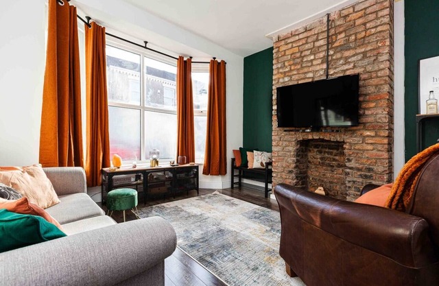 3 Floors + Loft | 2 Mins to Train | Patio | Parking