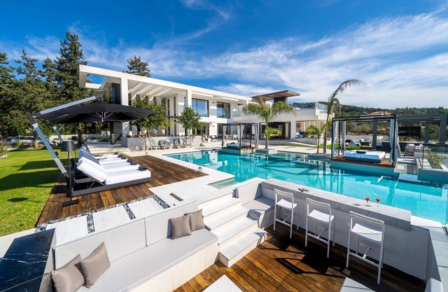 3’ from the Beach/3 Pools with Jacuzzi/Outdoor Pool Cinema/Tennis Court