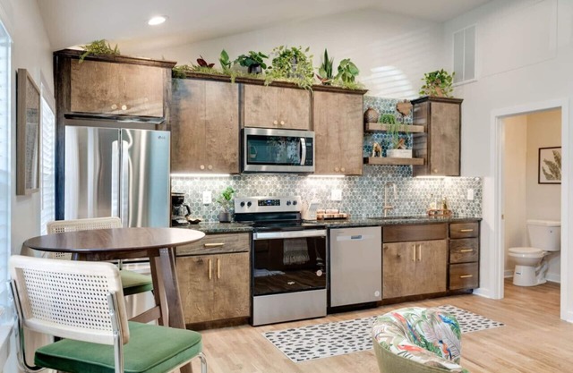 3-Fun Themed Apt Ideal 4 Couples in Great Location