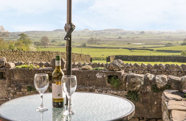 3 GUYS COTTAGES, pet friendly, with open fire in Long Preston