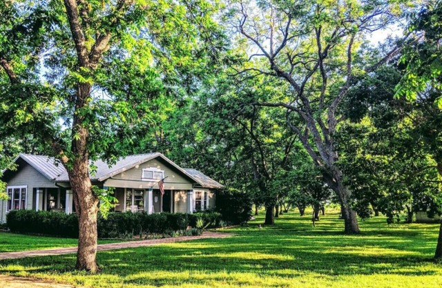 3 Houses 30 guests Country 14 acre Pecan Orchard