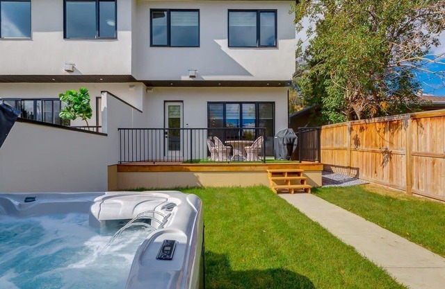 3 King Beds, HotTub, Double Car Garage, 2 Full Kitchens