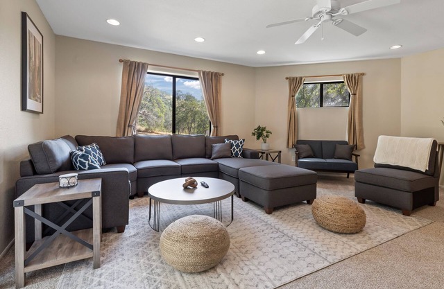 ✨ 3-King Beds/HotTub/EV Charger/Mountain View/Walk to River & Dining