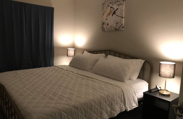 3 King Size Beds! Mins from Mayo, UNF, and Beaches. Smart TVs!