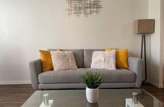 3 km to Venice Beach Boardwalk Sleeps 6