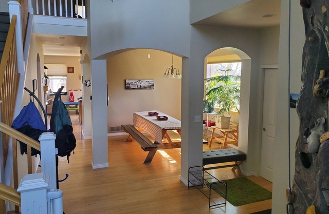 3 Level House: 4 Bdrm/3.5 bath: Sleeps 8 n+2-4 possiblen-180 day minimum