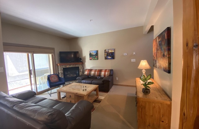 3 level Townhouse with Private Hot Tub and Garage - close to ski hill.