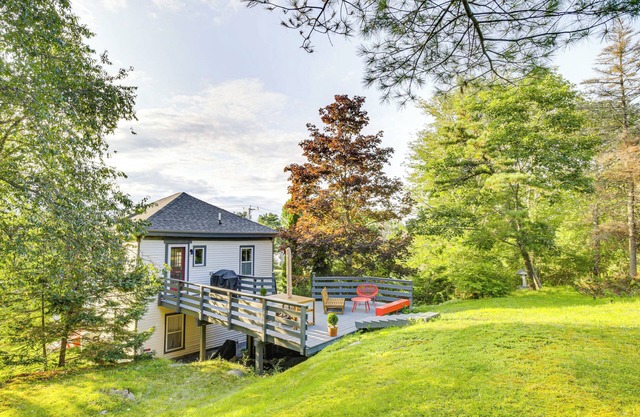3 Mi to Boothbay Harbor: Coastal Colorful Home!