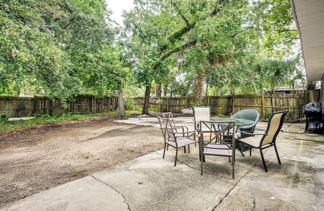 3 Mi to Daytona Beach: Sunny Retreat w/Patio