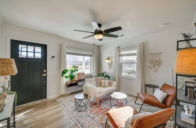 < 3 Mi to Dtwn: Modern Cottage in Greenville!