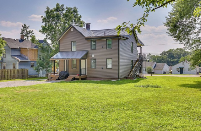 3 Mi to Dtwn: Quiet Youngstown Apt w/Deck!