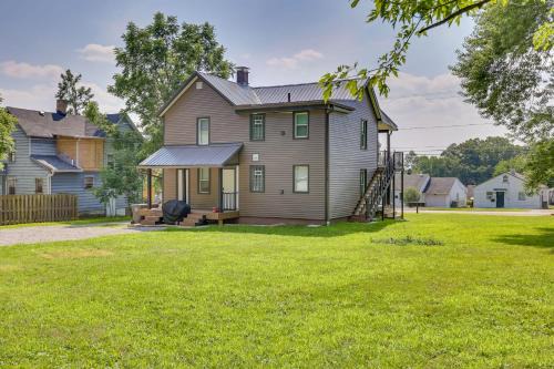 3 Mi to Dtwn Quiet Youngstown Apt with Deck!