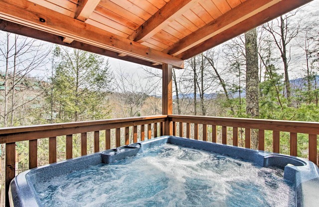 3 Mi to Gatlinburg: Cabin w/Deck & Pool Table!