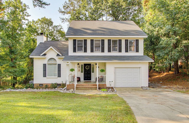 3 Mi to Marina: Quiet Getaway w/Deck in Lexington