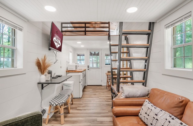 3 Mi to MSU | Tiny Home w/Deck & Grill