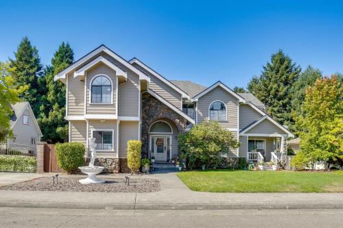 3 Mi to Sequoia Park Zoo Spacious Home with Sunroom