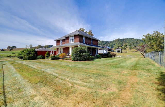 3 Mi to South Holston Lake: Home w/Mtn Views