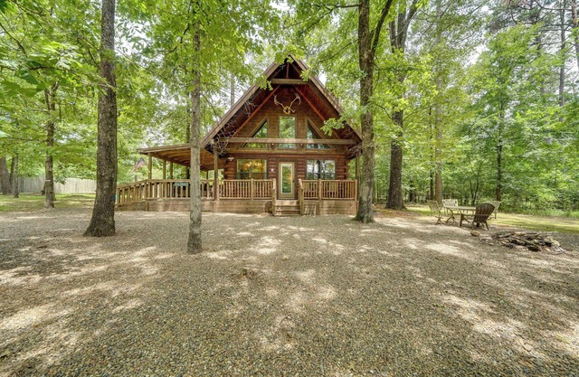3 Mi to State Park & Lake: Broken Bow Cabin!