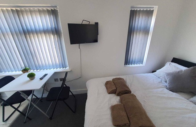 3 miles Ruislip - 1 mile Southall - 3 miles Northolt - B