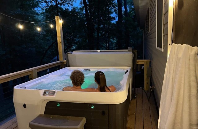 < 3 miles to Downtown, Hot tub and Firepit/Cabin