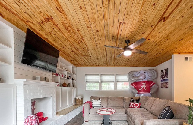 3 min drive to T-town! Big Al Blow Up, 5 TVs, Grill, 2 Living Rms, Bkyd & Patio