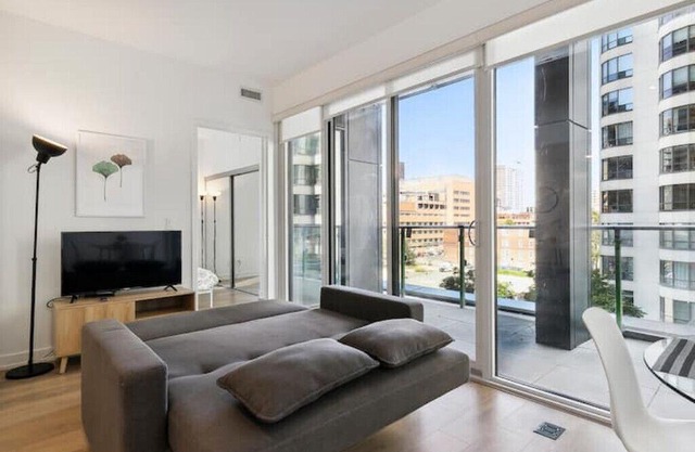 3 Min To Subway New Condo Heart Of Downtownn