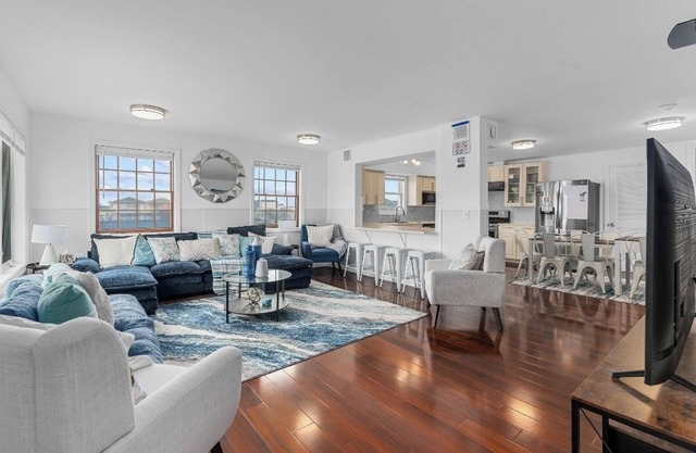 3 mins from beach & Broadwalk. Spacious 3+BR/4BTH unit w/AC + 8 beach badges.