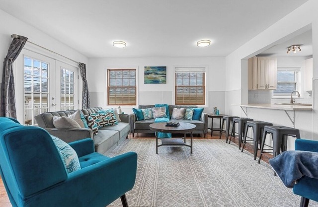 3 mins from the beach and broadwalk. 3BR/3BTH w/AC +6 beach badges