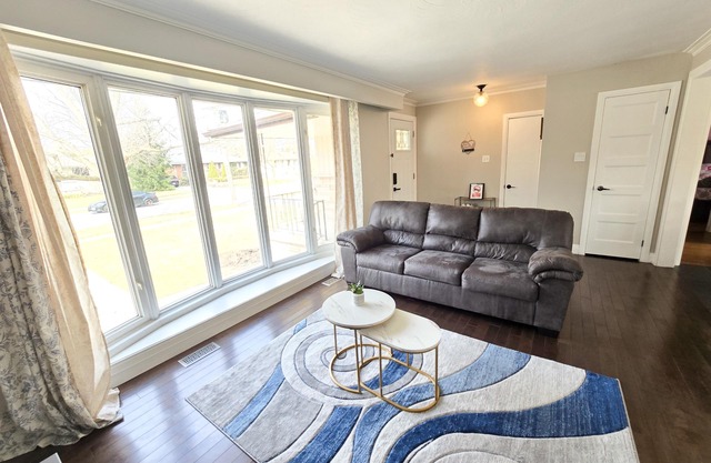 3 Mins to Waterfront! Family-sized bungalow halfway b/w Niagara Falls & CN Tower