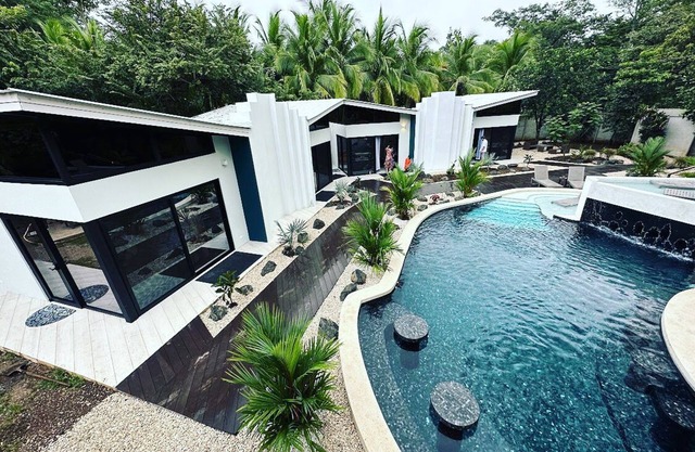 3 minute walk to beach- 9 casitas!