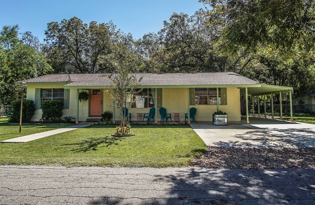 3 minute walk to main street, Cibolo Texas. Shopping, dancing and dining nearby.