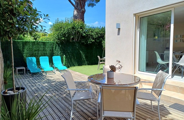 3 minutes walk from the sandy beach . Ideally located, Garden, quiet, Parking