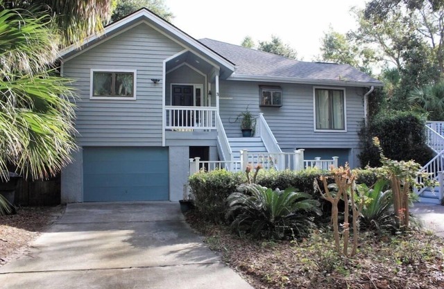 3 Quail St Retreat, 4th Row, Less than 100 strides to Beach, with Pool & Hot Tub, Dogs OK
