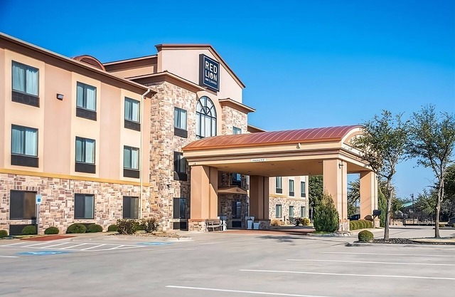 3 Queen Beds Suite | Red Lion Inn & Suites w/Kitchenette, Near Clark Gardens
