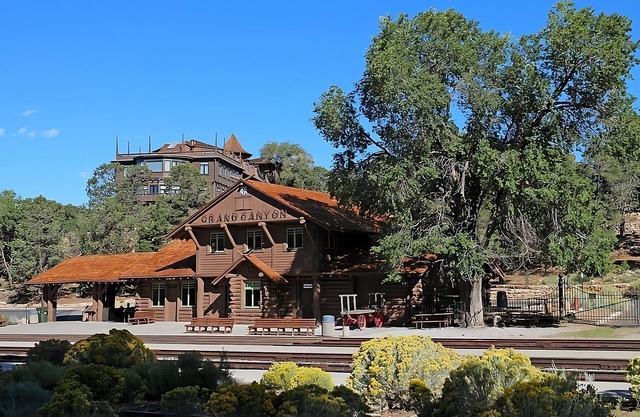 3 Quiet, Comfortable Units in Williams, Free Bfast & Parking, Elk Ridge Ski Lift