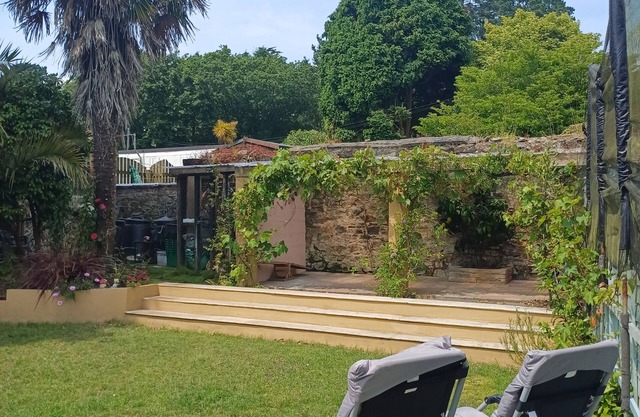 3 Room Bedsit Flat in Nat. Reserve. Pet friendly. Free return Eden taxi B4 9pm.