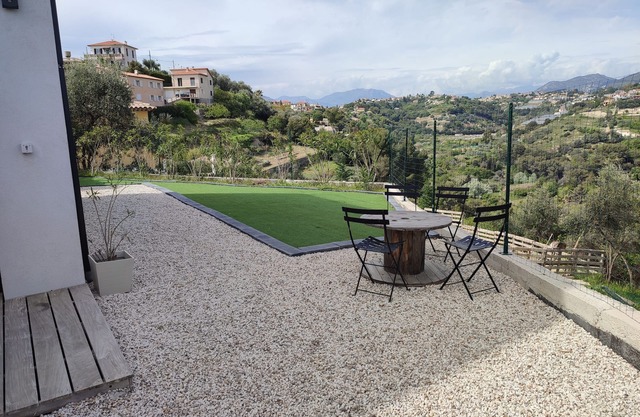 3 rooms in quiet villa