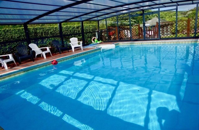 3~Short walk~Beach~Pubs~Shops: Chlorine safe Pool and Hot tub, Games room, WiFi