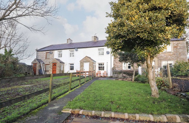 3 SOUTH VIEW, pet friendly, with open fire in Horton-In-Ribblesdale