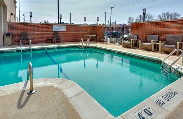 3-Star Hotel ∙ Drury Inn & Suites St. Louis Forest Park