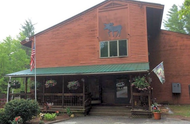 3-Star Hotel ∙ Evergreen Valley Inn