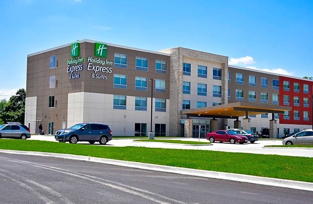 3-Star Hotel ∙ Holiday Inn Express & Suites - Bensenville - O'Hare, an IHG Hotel