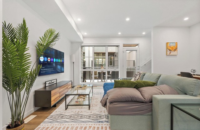 3-Story, 2-Car Garage, AC, King Bed, Near Banff