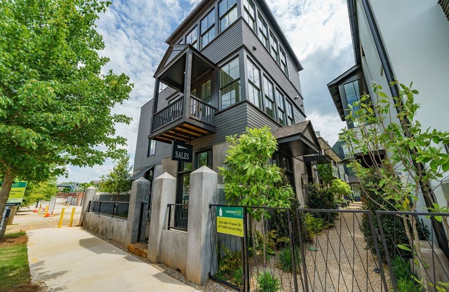 3 Story 2BR-2.5BA Townhouse w/Terrace/pool Downtown ATL OpenJUNE 22-27,JULY 2-11